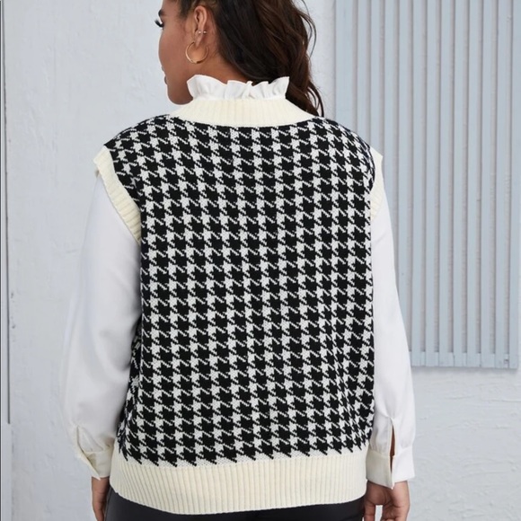 Plus Size Bw Houndstooth Vneck Rib 